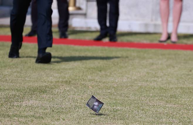 A propaganda leaflet believed to be from North Korea is seen on the ground prior to a welcoming ceremony for Poland's President Andrzej Duda at the presidential office in Yongsan District, central Seoul, on Thursday. [YONHAP]