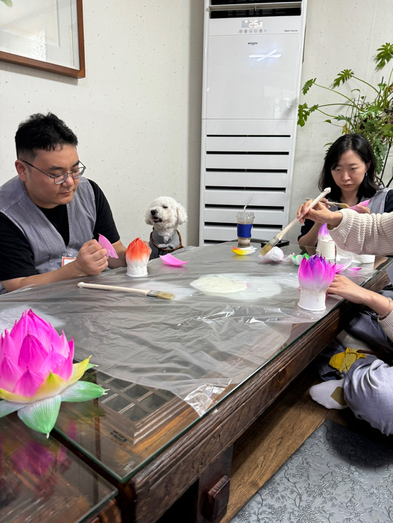 Participants learn how to make a lotus lantern at Mireuksa. [YIM SEUNG-HYE]