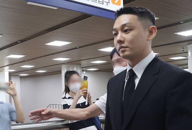 Actor Yoo Ah-in attends a court ruling at Seoul Central District Court, Seocho District, southern Seoul on Sept. 3. [NEWS1]