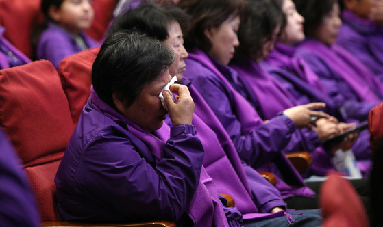 Bereaved families of the deadly Itaewon crowd crush shed tears during a memorial ceremony held at the National Assembly in Yeouido, western Seoul on Tuesday. [JOINT PRESS CORPS]