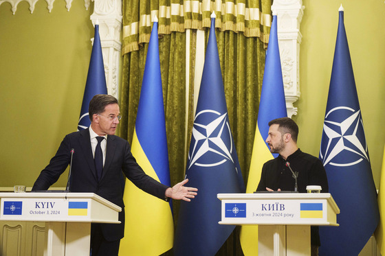 NATO Secretary General Mark Rutte, left, and Ukrainian President Volodymyr Zelensky, speak at a news conference in Kyiv, Ukraine, on Oct. 3. [AP/YONHAP]