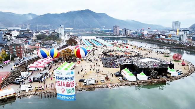 청송읍 월막리 용전천(현비암 앞) 일대에서 청송사과축제가 열리고 있다. 청송군 제공