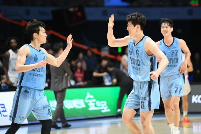 고양 소노 가드 이재도(왼쪽)와 이정현이 세리머니를 하고 있다. KBL 제공