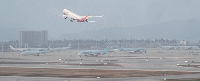 경기도가 오는 31일 경기국제공항 후보지를 발표할 예정인 가운데 후보지로 거론되고 있는 화성, 평택, 이천, 안산, 여주 지역사회가 손익을 따지며 촉각을 곤두세우고 있다. 사진은 28일 오후 인천국제공항에서 안갯속으로 이륙하고 있는 여객기. 조주현기자