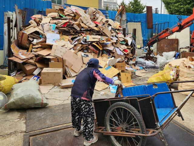 28일 오전 인천 미추홀구 한 고물상에 바짝 마른 폐지들이 쌓여 있다. 황남건기자