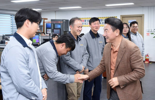 김동근 의정부시장이 용현산업단지 내 한 기업을 방문해 직원들과 인사를 하고 있다. 의정부시 제공