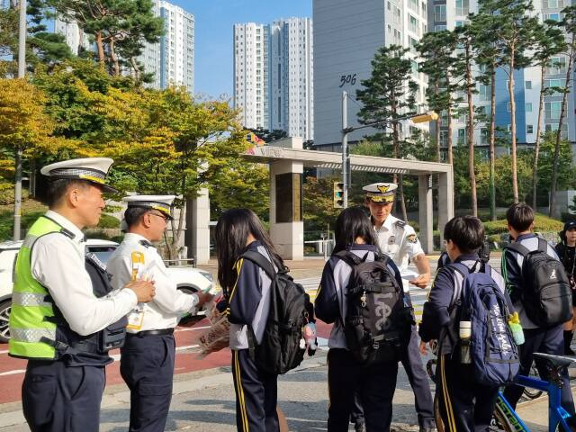 인천 서부경찰서가 최근 서구 한 아파트 주변에서 안전한 개인형이동장치(PM) 운전 문화 조성을 위한 캠페인을 하는 모습. 서부서 제공