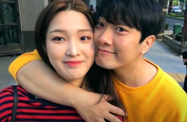라붐 출신 율희가 전 남편 최민환의 유흥업소 출입을 폭로하면서 원망을 드러냈지만 과거 행복해 보이는 커플 영상은 여전히 남겨 있다. [사진출처 = 영상 캡처]
