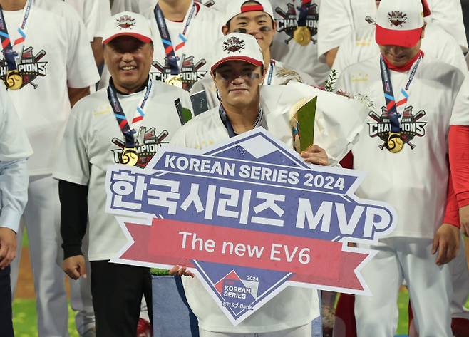 지난 28일 광주 기아챔피언스필드에서 열린 프로야구 '2024 신한 SOL 뱅크 KBO 포스트시즌' 한국시리즈 삼성 라이온즈와 기아 타이거즈의 경기에서 KIA 김선빈이 MVP를 받았다. 사진은 28일 경기가 끝난 후 김선빈이 MVP 기념촬영을 하는 모습. /사진=뉴스1