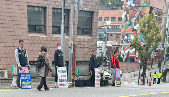 현대트랜시스 노조가 29일 오전 서울 용산구 한남동 정의선 현대차그룹 회장 자택 인근 주택가에서 현수막과 피켓 등을 동원해 시위를 벌이고 있다. 독자 제공