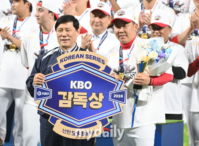 28일 오후 광주광역시 임동 광주기아챔피언스필드에서 진행된 '2024 프로야구 KBO리그 포스트시즌' 한국시리즈 5차전 KIA타이거즈와 삼성라이온즈의 경기. 기아이범호 감독이 7-5로 승리하고 우승한 뒤 감독상을 수상하고 있다./광주=송일섭 기자 andlyu@mydaily.co.kr