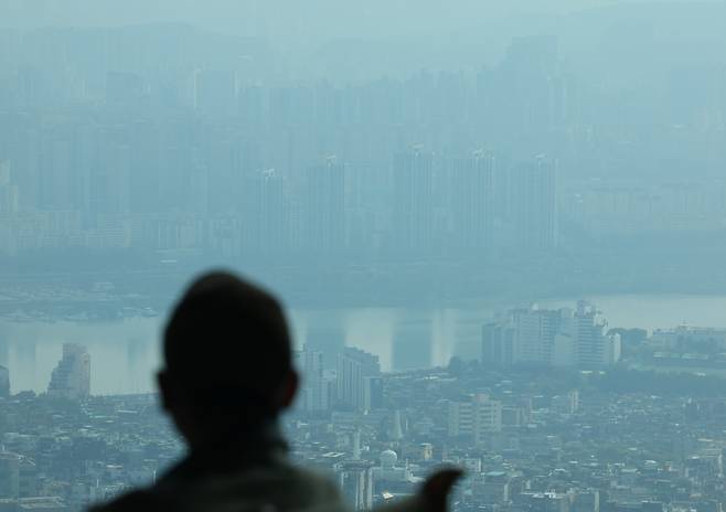 전국이 대체로 흐린 날씨를 보인 28일 오전 서울 남산서울타워 전망대를 통해 보이는 도심이 옅은 안개에 갇혀 있다. 기상청은 29일도 전국이 흐리고 제주도, 강원도 일부 지역, 전남해안 지역엔 비가 오는 곳이 있겠다고 예보했다. [연합]