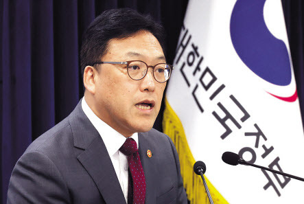 김병환 금융위원회 위원장이 지난 9월 12일 서울 종로구 정부서울청사에서 기자간담회를 하고 있다. [연합]