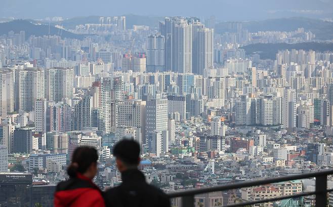 서울 남산에서 바라본 시내 아파트 단지. [연합]