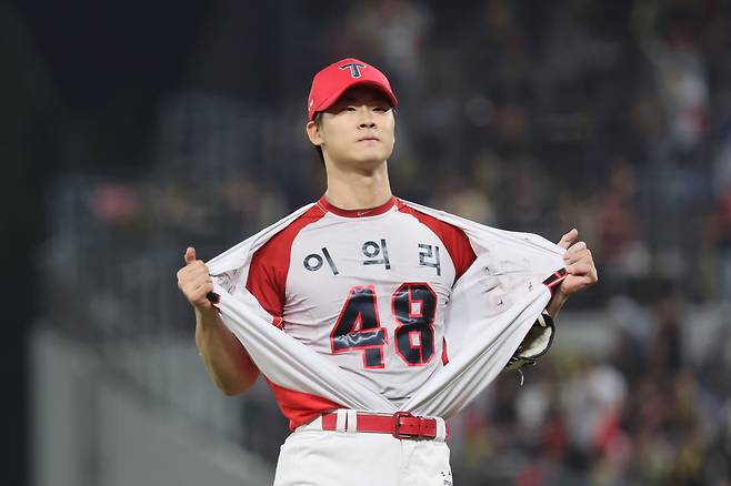 28일 광주 기아챔피언스필드에서 열린 2024 신한 SOL뱅크 KBO 포스트시즌 한국시리즈 5차전 삼성 라이온즈와 KIA 타이거즈의 경기. 6회초 교체투입돼 무실점으로 막아낸 KIA 곽도규가 더그아웃으로 향하며 본인의 유니폼 안에 입은 이의리 유니폼을 보이고 있다. [연합]