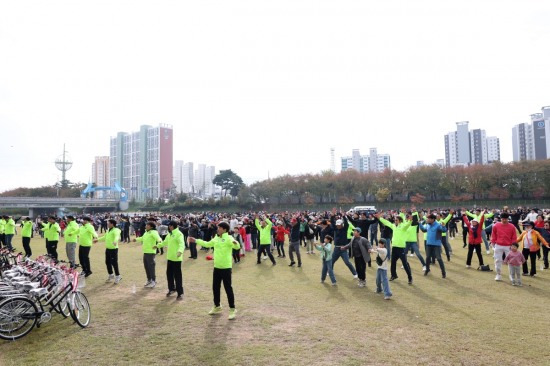 제33회 상주시민건강걷기대회’에 참여한 시민들이  걷기에 앞서 몸풀기 운동을 하고 있다(상주시 제공)