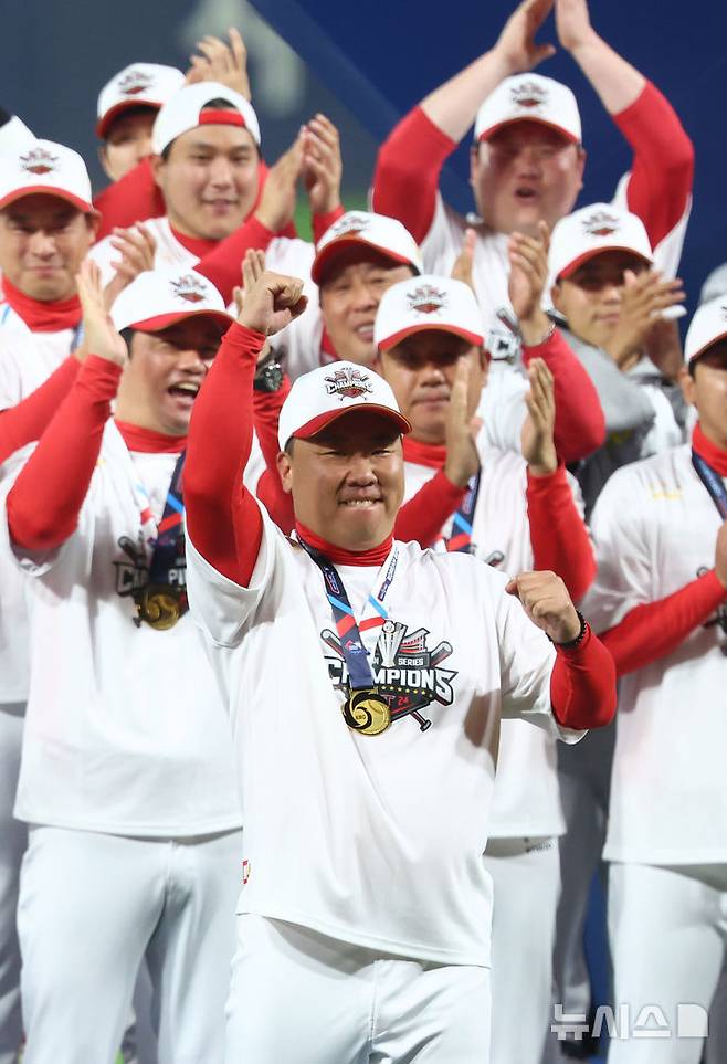 [광주=뉴시스] 전신 기자 = 28일 광주 북구 광주-기아챔피언스필드에서 2024 KBO 포스트시즌 한국시리즈 4승 1패의 기록으로 통합 우승을 차지한 KIA 타이거즈 이범호 감독이 감독상을 수상하고 있다. photo1006@newsis.com