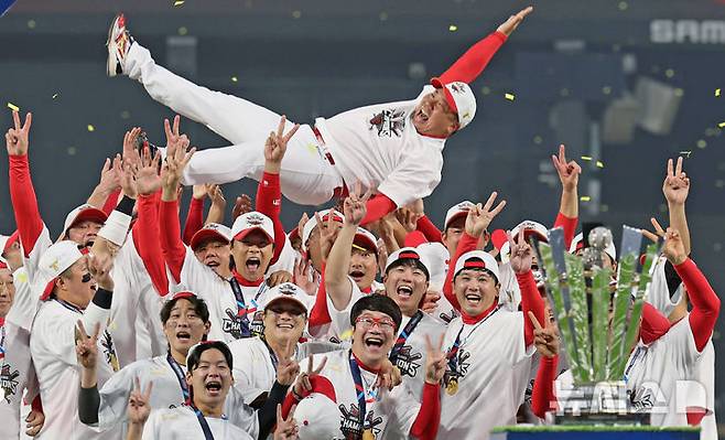 [광주=뉴시스] 김금보 기자 = 28일 광주 북구 광주-기아챔피언스필드에서 2024 KBO 포스트시즌 한국시리즈 4승 1패의 기록으로 통합 우승을 차지한 KIA 타이거즈 선수들이 이범호 감독을 헹가래 하고 있다. 2024.10.28. kgb@newsis.com