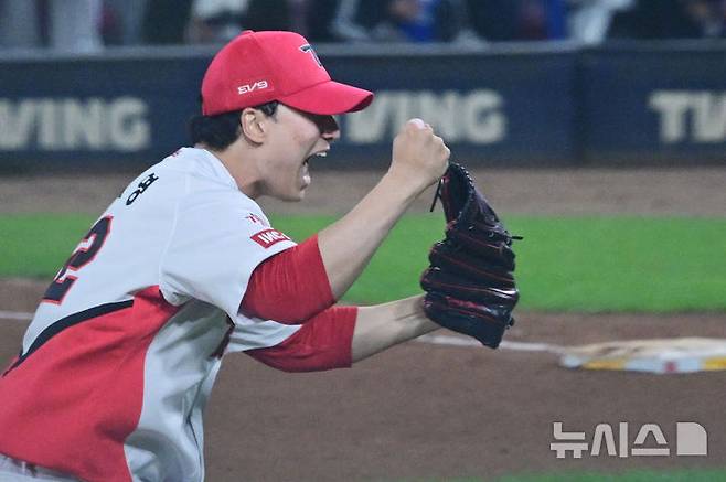 [광주=뉴시스] 이영주 기자 = 28일 광주 북구 광주-기아챔피언스필드에서 열린 2024 KBO 포스트시즌 한국시리즈 5차전 삼성 라이온즈와 KIA 타이거즈의 경기, 9회 말 2사 주자 없는 상황에서 KIA 마무리투수 정해영이 삼성 김성윤을 삼진아웃시키며 삼자범퇴로 이닝을 끝내고 있다. 2024.10.28. leeyj2578@newsis.com