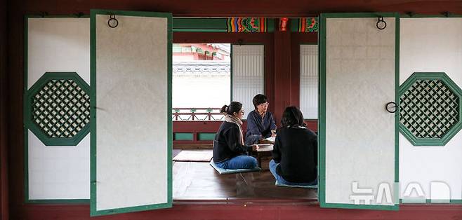 [서울=뉴시스] 김선웅 기자 = 29일 서울 종로구 창덕궁 궐내각사 권역 검서청에서 독서모임 회원들이 독서·토론 활동을 하고 있다. 국가유산청 궁능유적본부 창덕궁관리소는 29일부터 11월 3일까지 매일 창덕궁 궐내각사 권역에 위치한 규장각과 검서청 공간을 독서 관련 활동 모임 또는 단체들이 이용할 수 있도록 대여하는 '창덕궁 깊이보기, 궐내각사 규장각' 프로그램을 운영한다. 규장각과 검서청은 평소 문화유산 관리를 위해 내부관람이 제한되지만 독서의 계절 가을을 맞아 토론, 시 낭독 등 독서 관련 활동을 할 수 있도록 한시적으로 사전 신청 단체에 한해 내부가 공개된다. 2024.10.29. mangusta@newsis.com