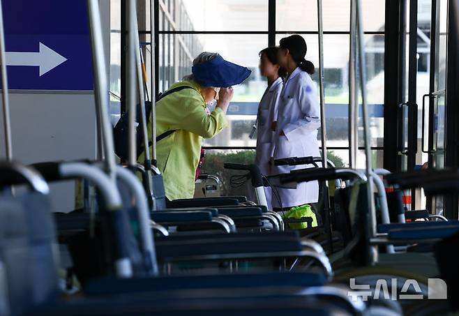 [서울=뉴시스] 김근수 기자 = 서울 시내의 한 대학병원에서 환자 옆으로 의료진들이 이동하고 있다. 2024.08.30. ks@newsis.com