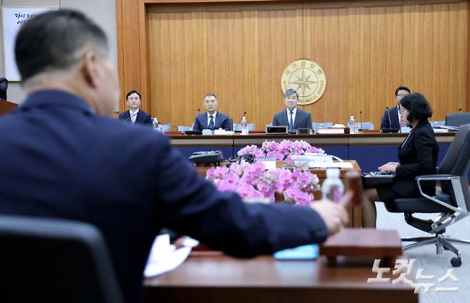 조태용 국가정보원장이 29일 서울 서초구 내곡동 국가정보원에서 열린 국회 정보위원회의 국정원에 대한 국정감사에 출석하고 있다. 왼쪽부터 국정원 김남우 기조실장, 황원진 2차장, 조 원장, 윤오준 3차장. 국회사진취재단