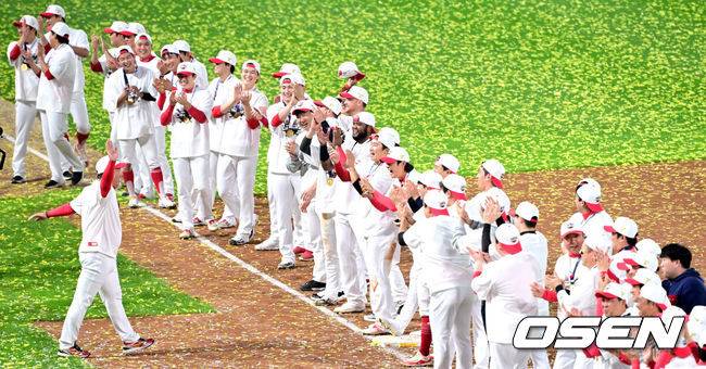 [OSEN=광주, 최규한 기자] KIA 타이거즈가 불패의 12번째 우승을 달성했다.&nbsp;KIA는 28일 광주-기아 챔피언스필드에서 열린 삼성 라이온즈와의 2024 신한은행 SOL 뱅크 KBO 한국시리즈 5차전에서 접전끝에 7-5로 승리했다.&nbsp;선발 양현종이 홈런 3개를 맞고 5실점했으나 두터운 불펜이 무실점으로 막고 추격전을 벌였다.&nbsp;최형우의 홈런포함 2타점, 김태군의 역전타와 박찬호의 귀중한 쐐기타가 나왔다. 시리즈&nbsp;4승1패로 우승의 감격을 누렸다.&nbsp;한국시리즈 우승을 거머쥔 KIA 이범호 감독이 춤을 춘 뒤 선수들과 인사를 나누고 있다. 2024.10.28 / dreamer@osen.co.kr