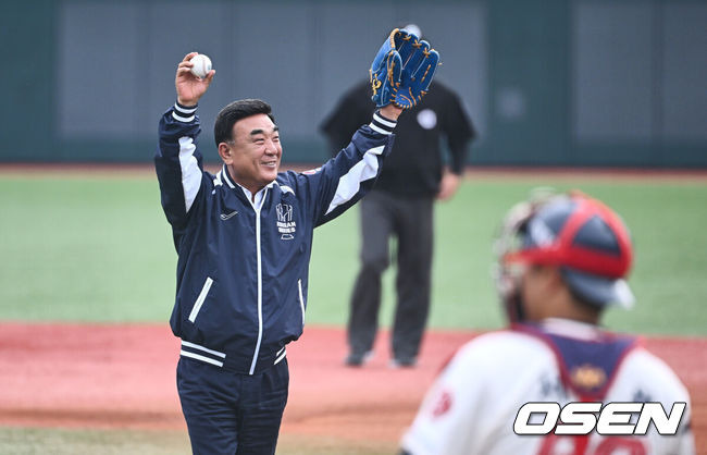 [OSEN=울산, 이석우 기자] 29일 울산 문수야구장에서 2024 울산-KBO Fall League 롯데 자이언츠와 NC 다이노스의 결승 경기가 열렸다. 롯데 자이언츠는 현도훈이 선발 출전하고 NC 다이노스는 이용준이 선발 출전했다. 김두겸 울산 시장이 2024 울산-KBO Fall League 롯데 자이언츠와 NC 다이노스의 결승 경기에서 시구를 하고 팬들에게 인사를 하고 있다. 2024.10.29 / foto0307@osen.co.kr