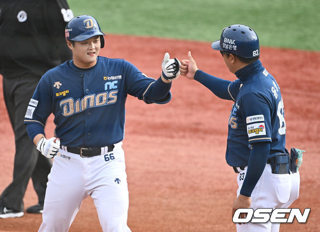 [OSEN=울산, 이석우 기자] 29일 울산 문수야구장에서 2024 울산-KBO Fall League 롯데 자이언츠와 NC 다이노스의 결승 경기가 열렸다. 롯데 자이언츠는 현도훈이 선발 출전하고 NC 다이노스는 이용준이 선발 출전했다. NC 다이노스 김범준이 1회초 1사 1,2루 선취 1타점 안타를 치고 하이파이브를 하고 있다. 2024.10.29 / foto0307@osen.co.kr