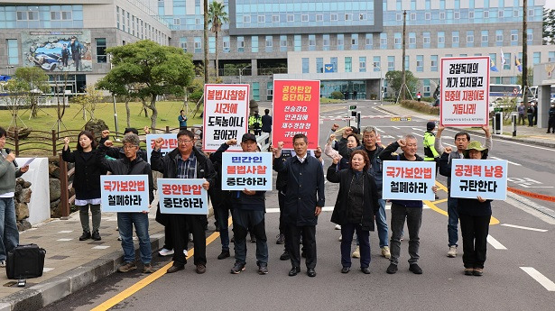 ▲민주노총 제주지역본부가 28일 제주경찰서 앞에서 강제연행된 노동자와 농민 석방을 촉구하는 기자회견을 열고 있다.ⓒ전국민주노동조합총연맹 제주지역본부