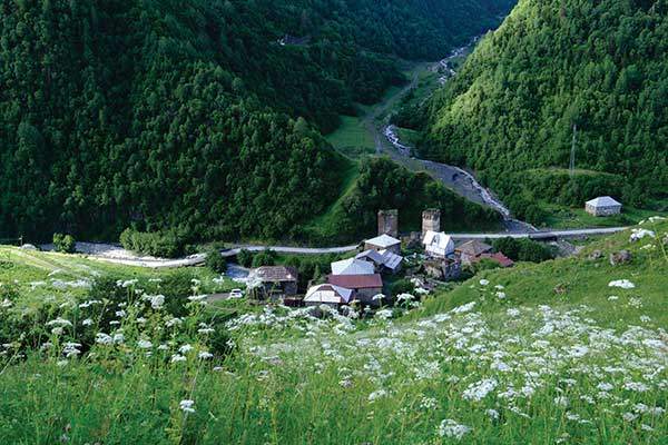 다브데리에서 바라보는 라르코르마을. 전통적인 모습을 간직한 산속의 작은 마을들에는 소박하고 아름다운 사람이 살고 있다.