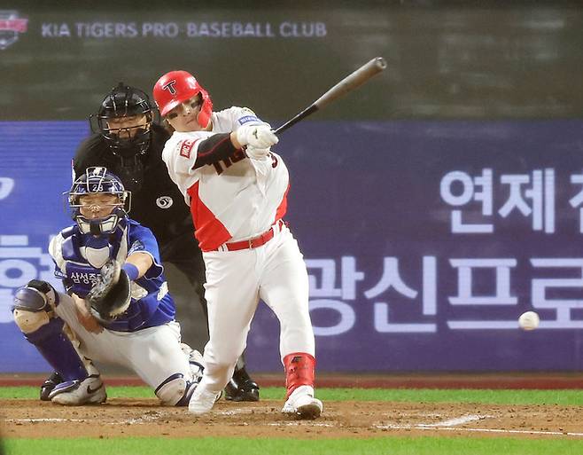 지난 28일 광주 기아챔피언스필드에서 열린 2024 신한 SOL뱅크 KBO 포스트시즌 한국시리즈 5차전 삼성 라이온즈와 KIA 타이거즈의 경기. 7회말 선두타자 KIA 김선빈이 안타를 치고 있다. 연합뉴스