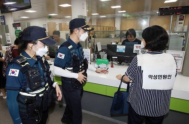 지난 8월26일 광주 북구는 청사 통합민원실에서 북부경찰서 용봉지구대와 함께 폭언·폭행 등 악성민원인에 대한 모의훈련을 실시하는 모습. 광주 북구 제공