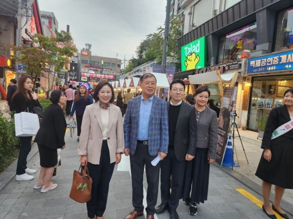 지난 25일 강남 압구정동 로데오 거리에서 열린 ‘MZ 젊음의 행진’ 행사에 참석한 이새날 의원(왼쪽 첫 번째)