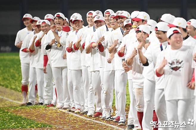 KIA는 28일 광주 기아챔피언스필드에서 열린 '2024 신한 SOL Bank KBO 포스트시즌' 삼성과 한국시리즈(7전4승제) 5차전에서 7-5로 승리했다. 이날 승리로 시리즈 전적 4-1을 기록. 구단 역사상 12번째 우승을 확정했다. 광주, 김한준 박지영 기자