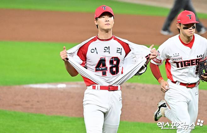 28일 오후 광주기아챔피언스필드에서 열린 '2024 신한 SOL Bank KBO 한국시리즈' 삼성 라이온즈와 KIA 타이거즈의 5차전 경기, 6회초 수비를 마친 KIA 곽도규가 이의리의 이름이 적힌 유니폼을 보여주고 있다. 광주, 김한준 박지영 기자