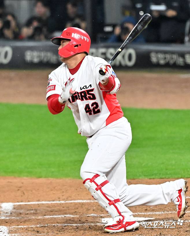 28일 오후 광주기아챔피언스필드에서 열린 '2024 신한 SOL Bank KBO 한국시리즈' 삼성 라이온즈와 KIA 타이거즈의 5차전 경기, 6회말 1사 1,3루 KIA 김태군이 1타점 적시타를 날리고 있다. 광주, 김한준 기자