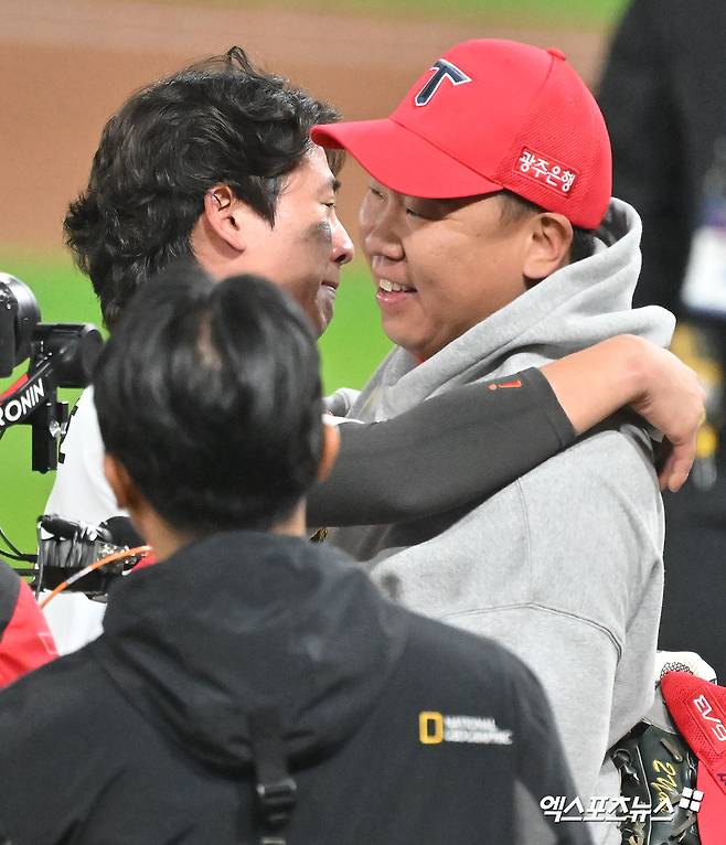 28일 오후 광주기아챔피언스필드에서 열린 '2024 신한 SOL Bank KBO 한국시리즈' 삼성 라이온즈와 KIA 타이거즈의 5차전 경기, KIA가 삼성에 7:5로 승리하며 7년 만에 통합 우승을 차지했다. 통합우승을 차지한 KIA 박찬호와 이범호 감독이 기뻐하고 있다. 광주, 김한준 기자