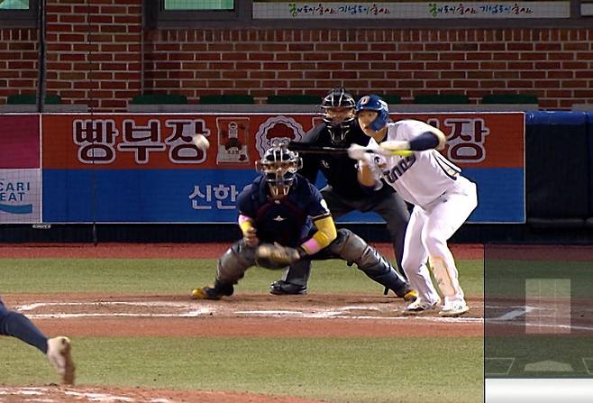 KBO- Fall League 준결승전에서 스퀴즈 번트에 성공한 NC 김한별. KBO