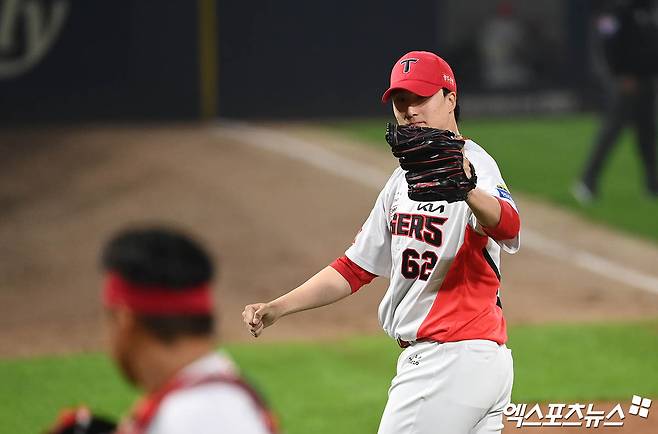 28일 오후 광주기아챔피언스필드에서 열린 '2024 신한 SOL Bank KBO 한국시리즈' 삼성 라이온즈와 KIA 타이거즈의 5차전 경기, 8회초 2사 만루 KIA 정해영이 삼성 이재현을 내야 플라이로 처리하며 이닝을 종료시킨 뒤 더그아웃으로 향하며 포수 김태군을 향해 손짓하고 있다. 광주, 김한준 박지영 기자