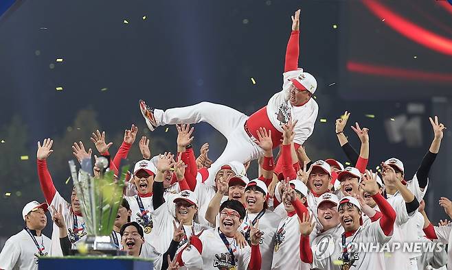 부임 첫해에 통합우승 달성한 이범호 감독 (광주=연합뉴스) 신현우 기자 = 28일 광주 기아챔피언스필드에서 2024 신한 SOL뱅크 KBO 포스트시즌 한국시리즈 우승팀 KIA 타이거즈 선수들이 이범호 감독을 헹가래하고 있다. 2024.10.28 nowwego@yna.co.kr