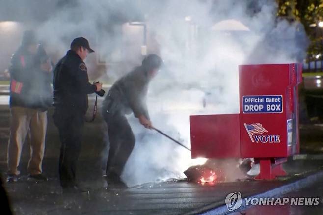 미 대선 앞두고 투표함 화재 [밴쿠버=로이터 연합뉴스]
