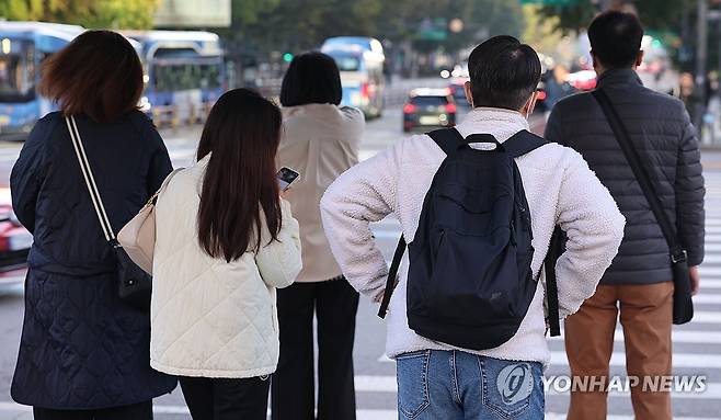 쌀쌀한 가을날의 출근길 [연합뉴스 자료사진]