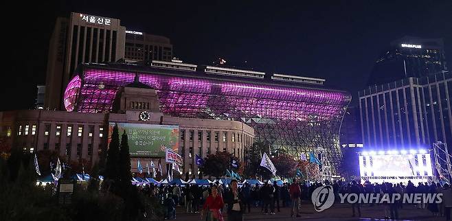 추모의 보랏빛으로 물든 서울광장 (서울=연합뉴스) 임화영 기자 = 26일 오후 서울 중구 서울광장에서 열린 10·29 이태원 참사 2주기 시민추모대회 뒤로 시청 외벽이 추모의 보랏빛으로 물들어있다. 2024.10.26 [공동취재] hwayoung7@yna.co.kr