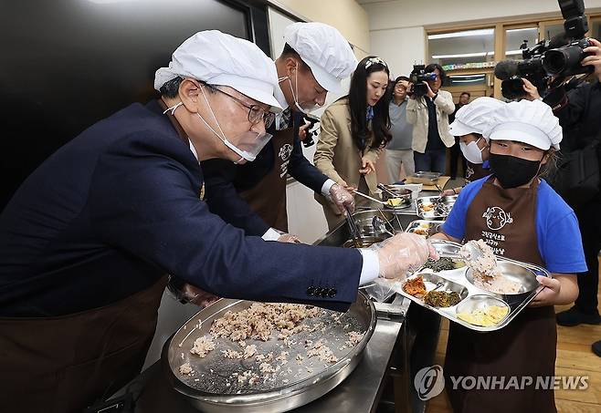 초등학교 현장 찾은 정근식 교육감 (서울=연합뉴스) 이정훈 기자 = 정근식 서울시교육감이 29일 취임 후 첫 현장 방문으로 서울 도봉구 창경초등학교를 찾아 학생들에게 점심 배식을 하고 있다.
    정 교육감은 이번 달 17일 임기를 시작하면서 현장 경험이 부족하다는 지적을 받자 현장을 주 1회 방문하겠다고 약속한 바 있다. 2024.10.29 uwg806@yna.co.kr