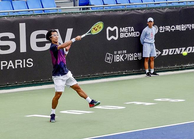 정현의 1회전 경기 모습.  (서울=연합뉴스) 이동칠 기자 = 정현이 29일 서울 송파구 올림픽공원 테니스 코트에서 열린 남자프로테니스(ATP) 시슬리 서울오픈 챌린저 단식 1회전에서 경기하고 있다. 2024.10.29
    chil8811@yna.co.kr 
(끝)