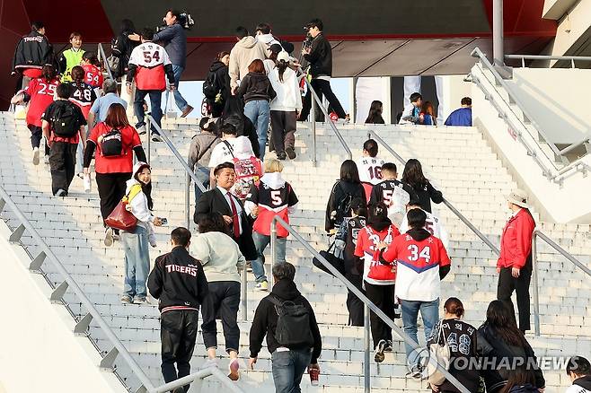 한국시리즈 열리는 광주 기아챔피언스필드 (광주=연합뉴스) 정다움 기자 = 2024 신한 SOL 뱅크 KBO 한국시리즈 KIA 타이거즈-삼성 라이온즈의 5차전이 열리는 28일 오후 광주 기아챔피언스필드에서 관람객들이 경기장 안으로 입장하고 있다. 2024.10.28 daum@yna.co.kr