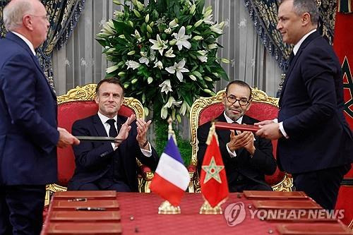 협약 서명식 지켜보는 마크롱 프랑스 대통령과 모하메드 6세 모로코 국왕 [AFP=연합뉴스]