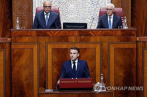 모로코 의회 연설하는 마크롱 대통령 (라바트 AFP=연합뉴스) 에마뉘엘 마크롱 프랑스 대통령이 29일(현지시간) 모로코 의회에서 연설하고 있다. 2024.10.29.