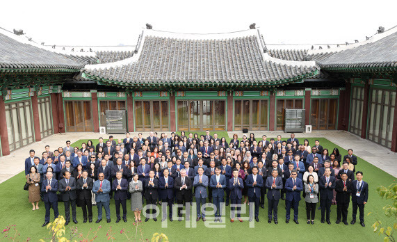 기념사진을 촬영하는 아태 국세청장회의 참석자들(사진=국세청)